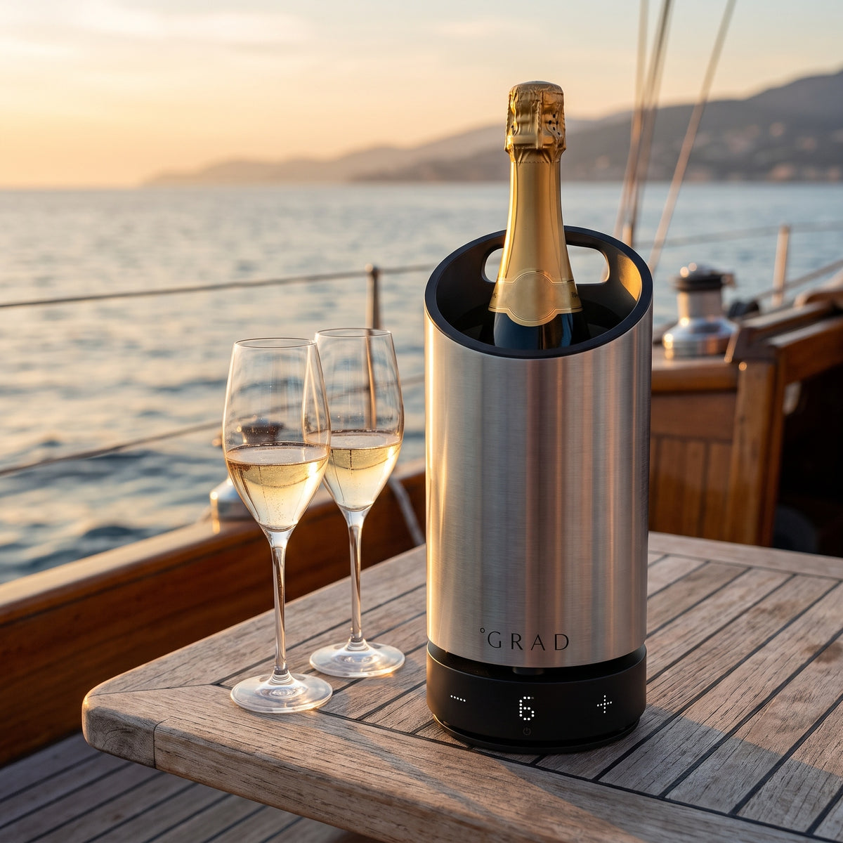 GRAD No.1 Steel Series vinkylare håller vitt vin kallt på däcket av en yacht