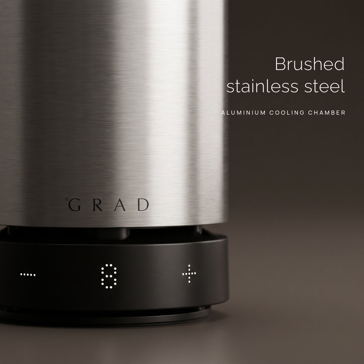 Detalj av den borstade rostfria stålfinishen på GRAD No.1 Steel Series vinkylare