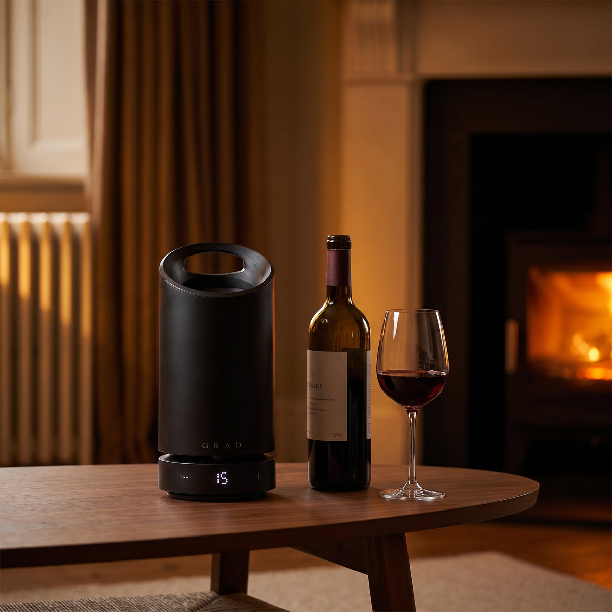 GRAD No.1 Black Edition holding red wine at 15 °C by the fireplace, cooler than room temperature